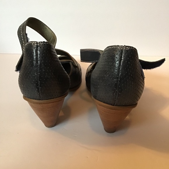 Fidji- Ankle Strap Pump - Picture 7 of 12